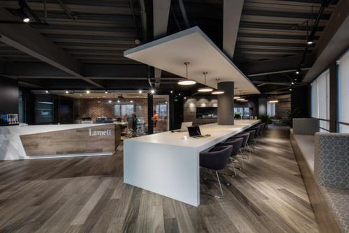 客户是建材公司,销售的是地板,在办公室的设计思路上,寻求的是多功能